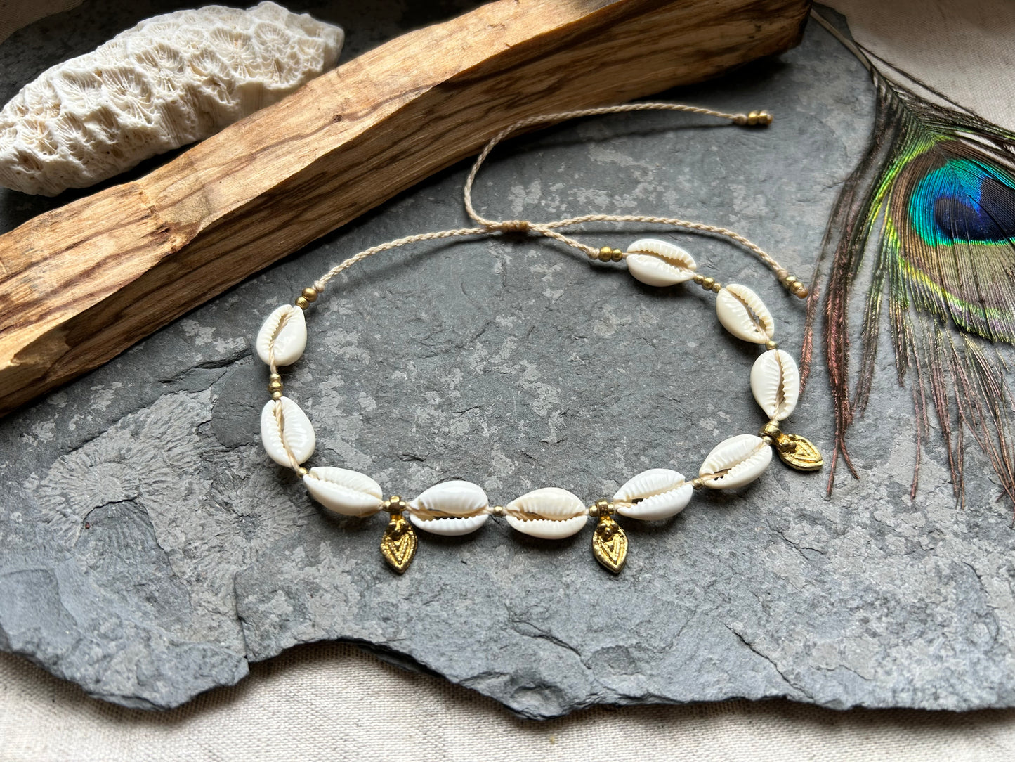 Fußkettchen ‚Kaia‘ Makramee Schmuck mit Kauri Muschel