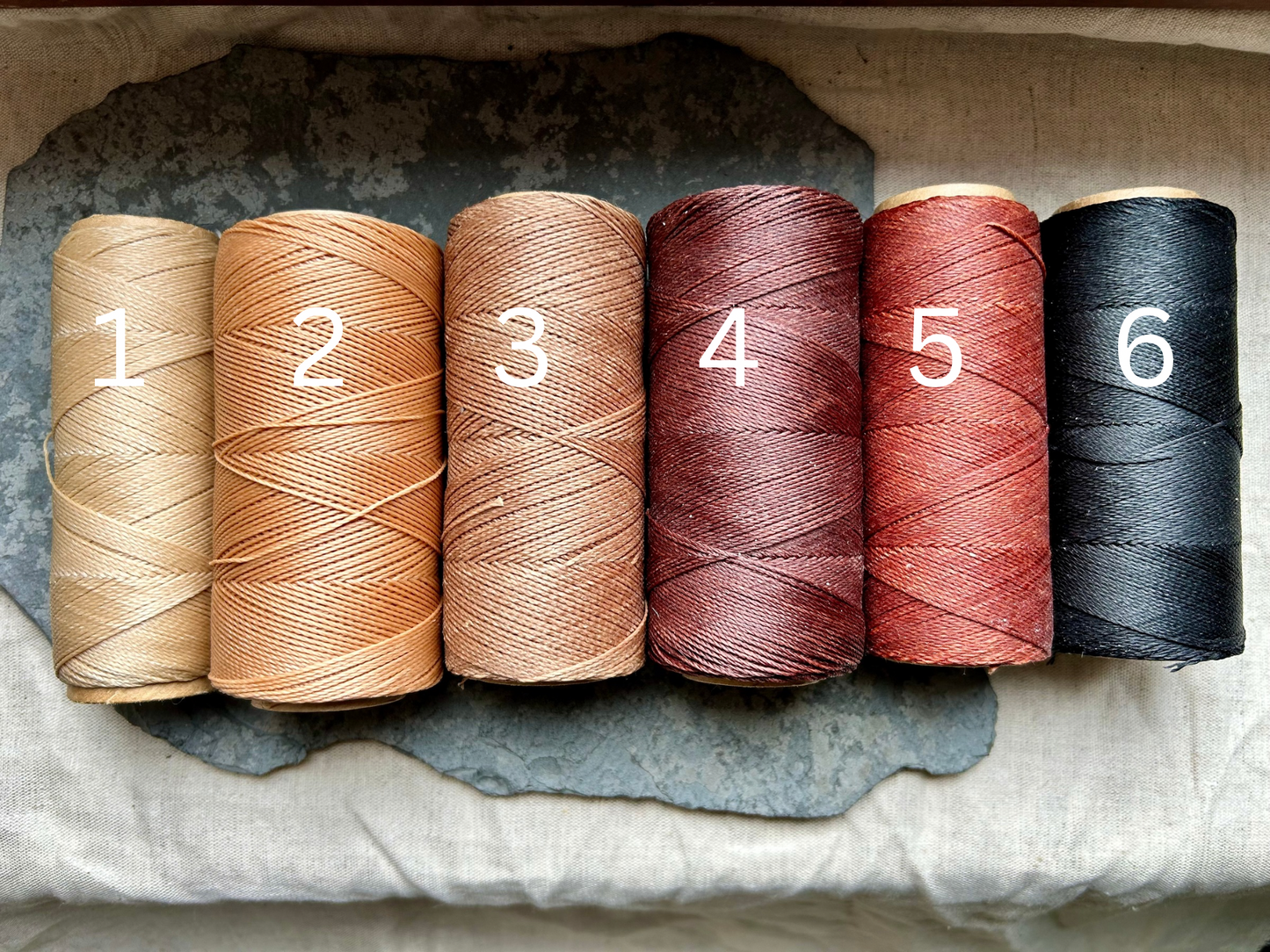 Personalisierbares Fußkettchen ‚Nalaya‘ Makramee Schmuck