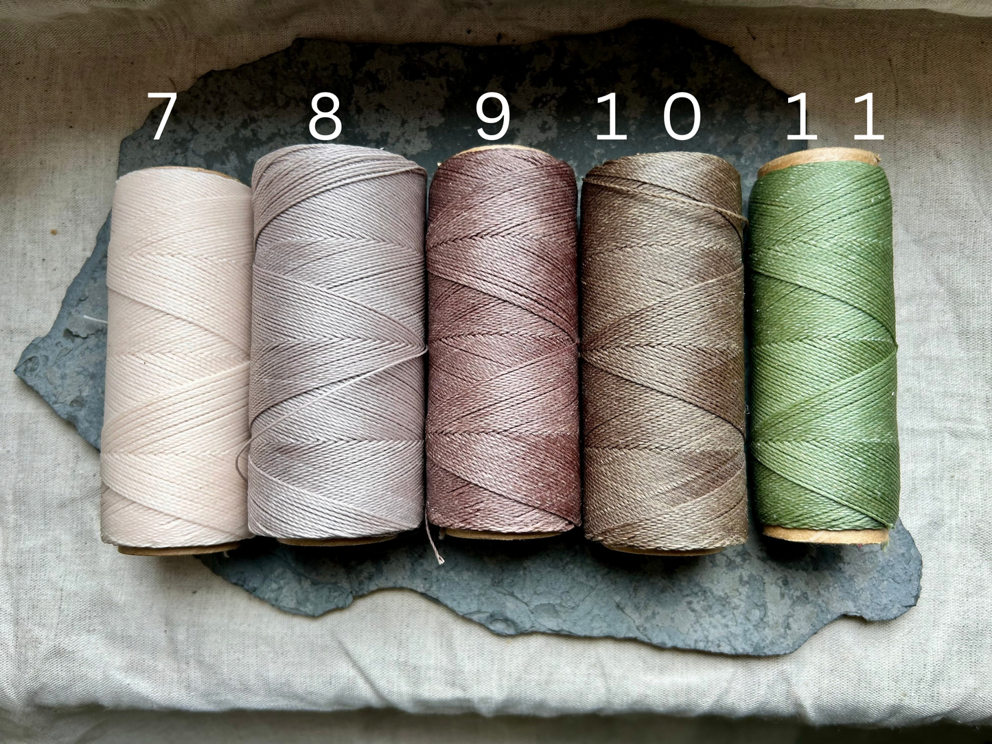 Personalisierbare Ohrringe ‚Alvea’ Makramee Ohrstecker