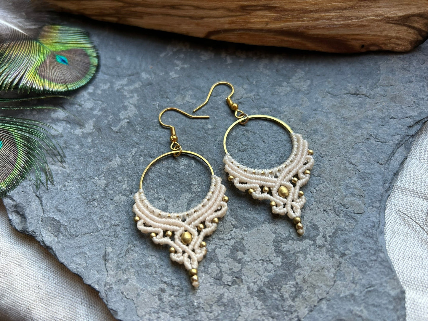 Ohrringe ‚Nura’ Makramee Ohrhaken weiß/schwarz