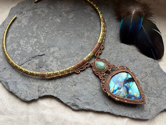 Kette ‚Elaria‘ Messing Labradorit & Amazonit Choker