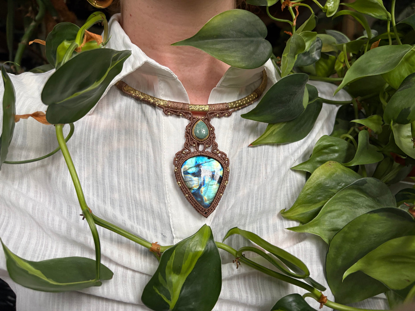 Kette ‚Elaria‘ Messing Labradorit & Amazonit Choker