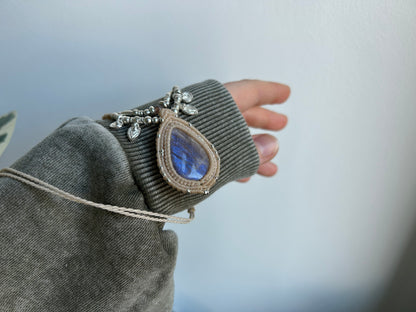 ‚Selari’ Makramee Kette mit Belmorit/Neusilber