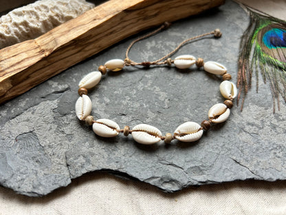 Fußkettchen ‚Kaia‘ Makramee Schmuck mit Kauri Muschel