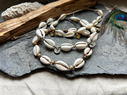 Fußkettchen ‚Kaia‘ Makramee Schmuck mit Kauri Muschel