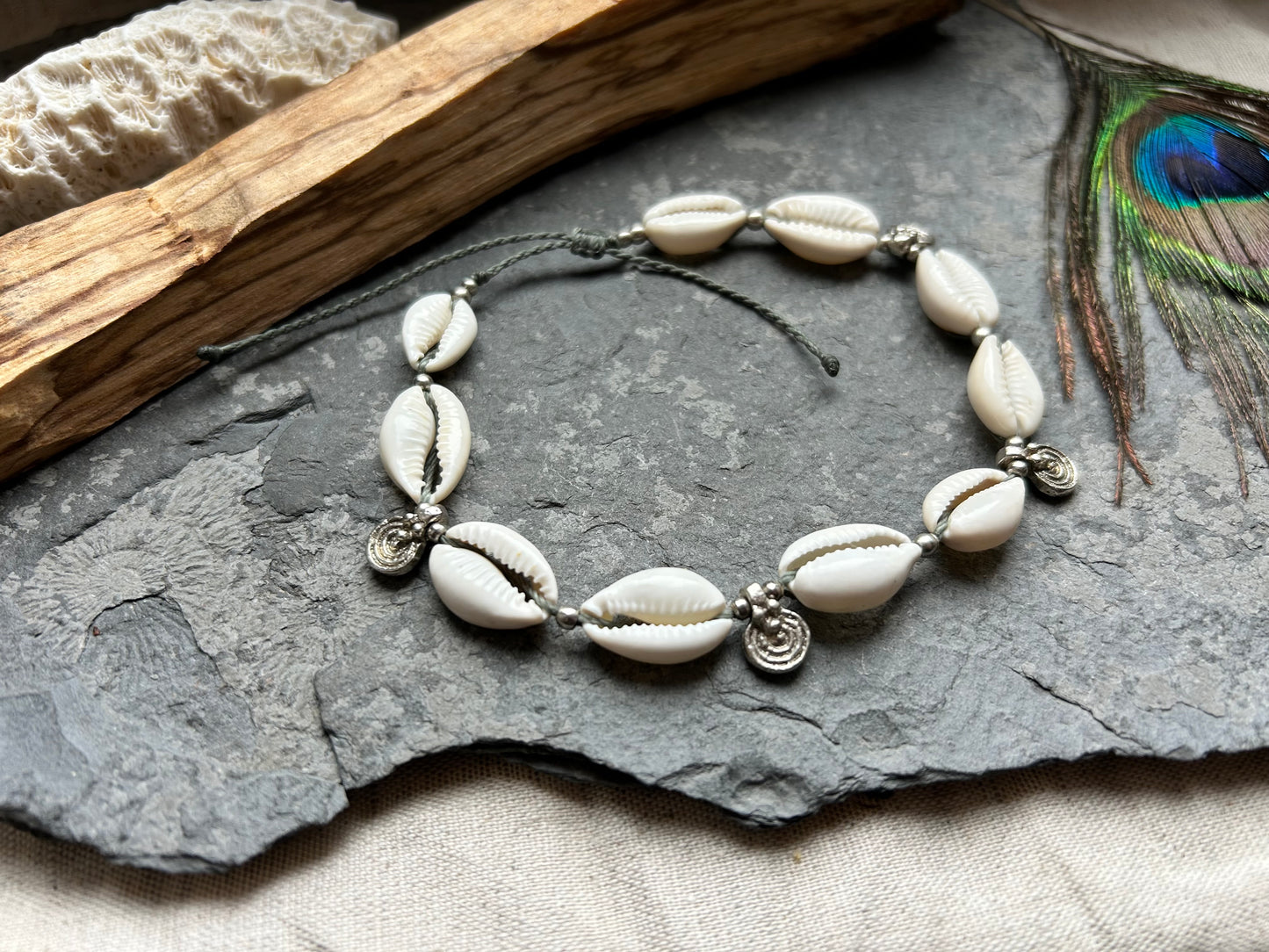 Fußkettchen ‚Kaia‘ Makramee Schmuck mit Kauri Muschel