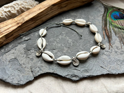 Fußkettchen ‚Kaia‘ Makramee Schmuck mit Kauri Muschel