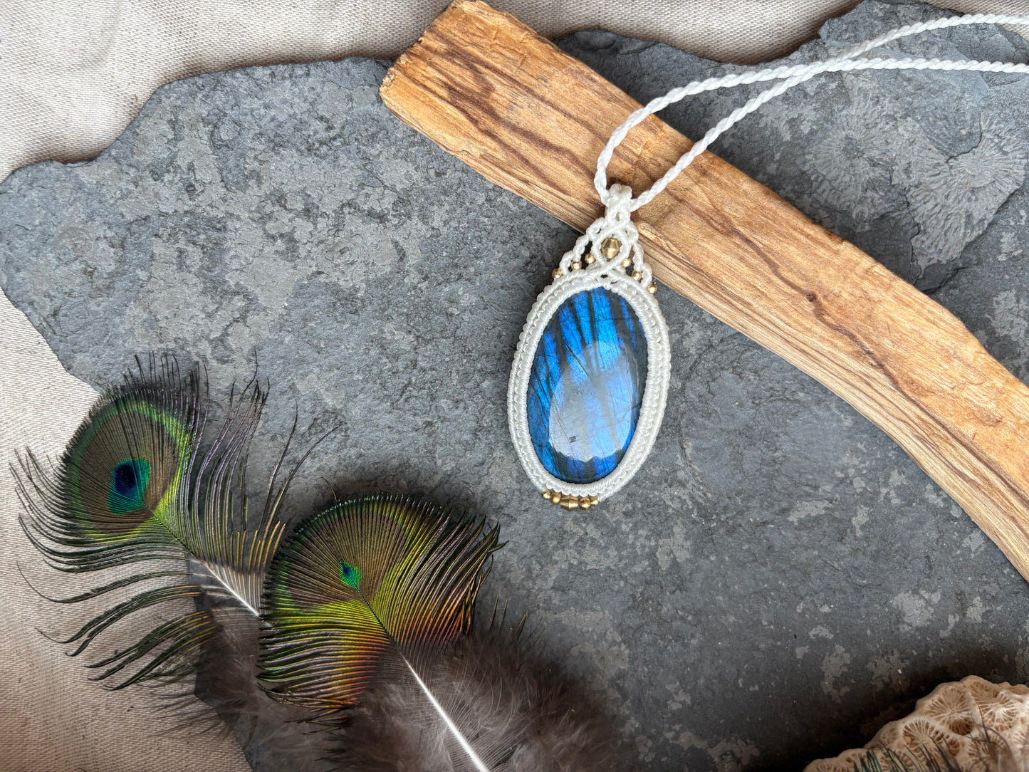 Kette ‚Hōkū Kai‘ Labradorit Amulett