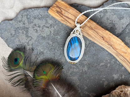 Kette ‚Hōkū Kai‘ Labradorit Amulett