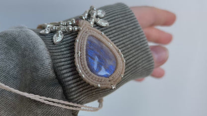 ‚Selari’ Makramee Kette mit Belmorit/Neusilber